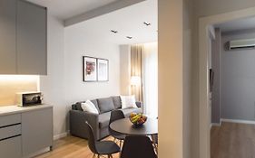 Stylish And Renovated Retreat In Thessaloniki: Cozy Apartment At Ioulianou 33